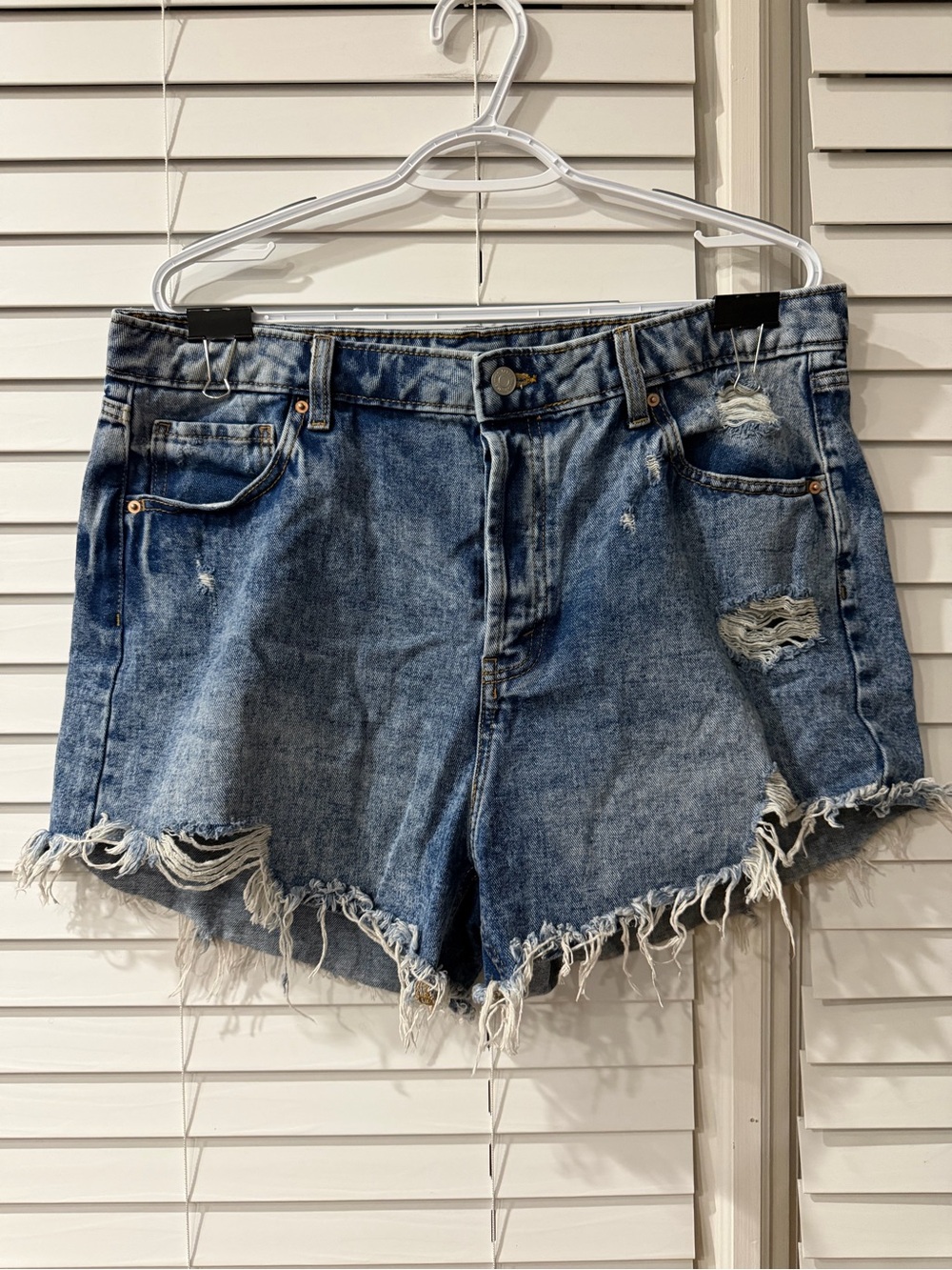Wild Fable Women’s Distressed Denim Shorts 💙🤍 Size 26 Super Cute!